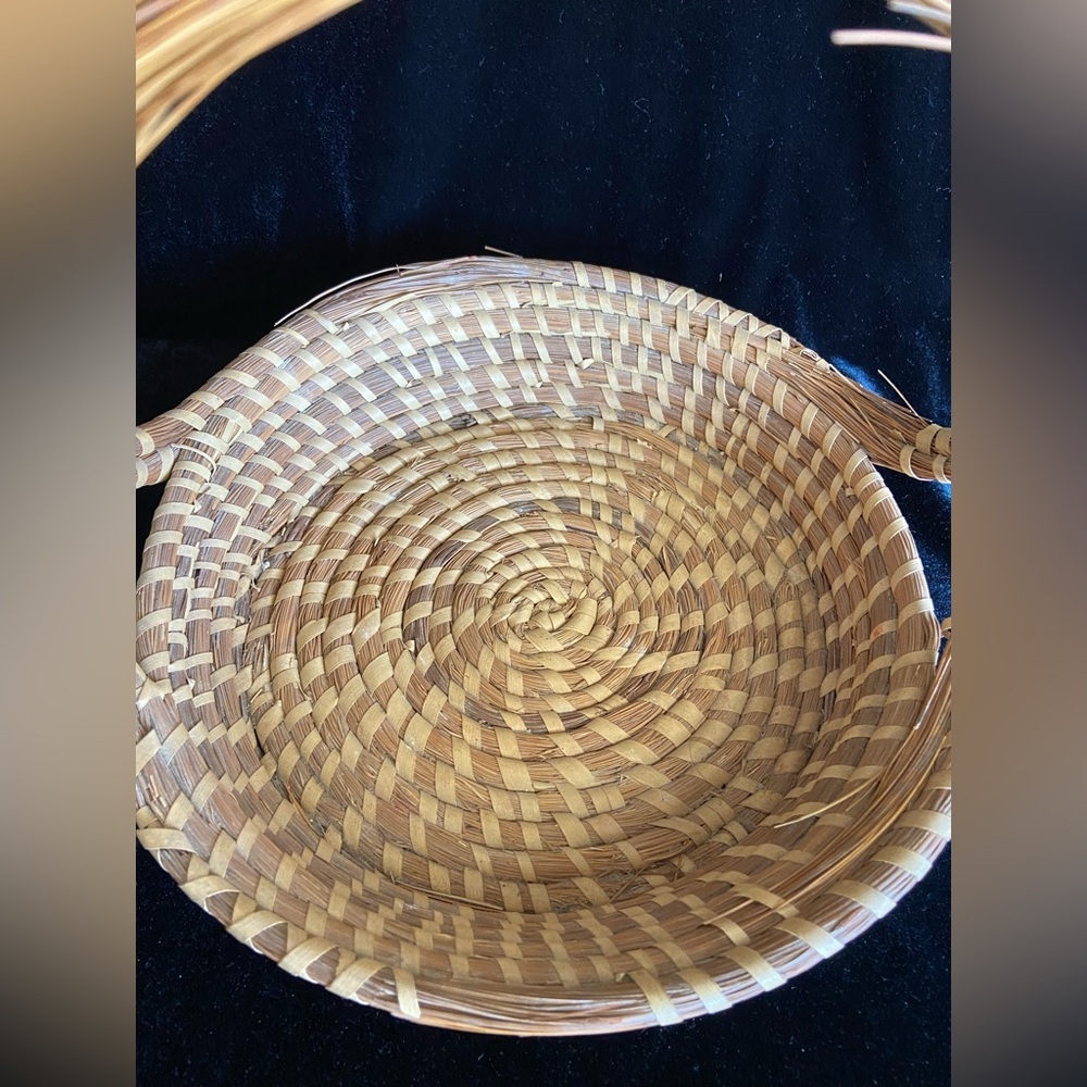 Vintage Sweetgrass Basket With Handle Handmade In Charleston, South Carolina - Picture 4 of 10